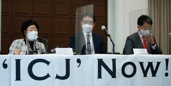 Lee Yong-soo, left, a survivor of the Japanese military’s wartime sexual slavery, speaks during a press conference demanding the referral of the so-called comfort women issue to the International Court of Justice (ICJ) at the Korea Press Center in central Seoul Wednesday. She said that she wishes President Moon Jae-in would convince Japanese Prime Minister Yoshihide Suga to take the issue to the Hague-based ICJ to get a proper apology. She also mentioned she wishes to meet U.S. President Joe Biden and ask him to play a mediator role. [NEWS1]