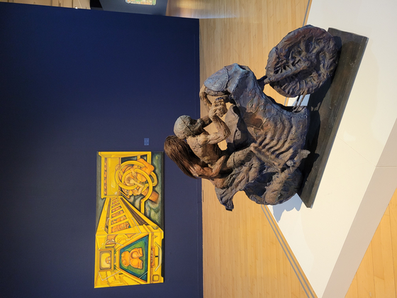 The sculpture ″Some Scenery″(1992) by Kim Hyungun and the painting ″Match″(1988) by Kim Mia are part of the ″Greatness of Everyday: Reversing the Narratives″ exhibition at the Busan Museum of Art. [MOON SO-YOUNG]