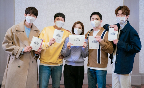 The cast of "Hospital Playlist," from left, Yoo Yeon-seok, Kim Dae-myeung, Jeon Mi-do, Cho Jung-seok and Jung Kyung-ho pose with their scripts. [TVN]
