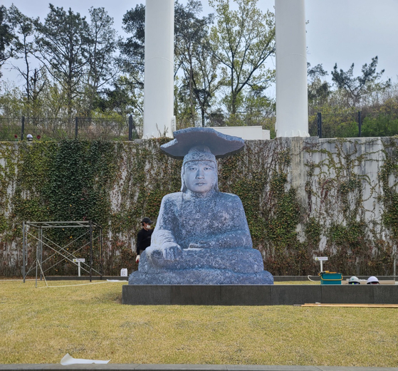 A plywood model of a stone buddha with closer Oh Seung-hwan's face has been constructed in the outfield at Daegu Samsung Lions Park in Daegu. [SAMSUNG LIONS]