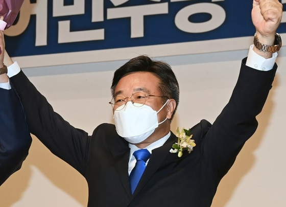 Rep. Yun Ho-jung of the Democratic Party is elected Friday as the new floor leader.  [YONHAP] 