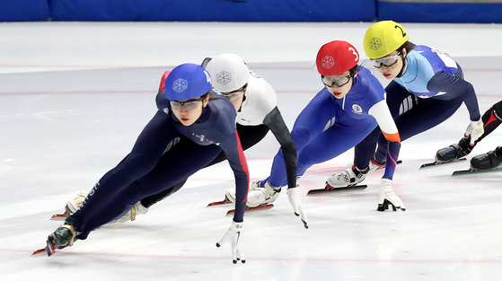 Choi Min-jeong (far right) came from behind to win the 1,000 meter race in the Korean National Speed Skating Championship, beating Olympic gold medalist and former world champion Shim Suk-hee (left) at Mokdong Ice Rink in western Seoul on Friday. [NEWS1]