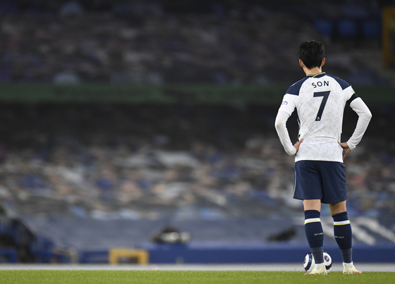Son Heung-min reacts after Everton's Gylfi Sigurdsson scores his side's second goal during the English Premier League match between Everton and Tottenham Hotspur at Goodison Park in Liverpool on Saturday. [AP/YONHAP]