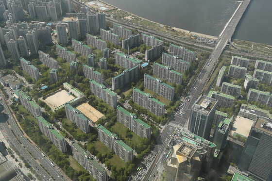 View of Jamsil Jugong 5 Danji apartment complex in Songpa, Seoul, on Sunday. Prices of the apartment complex has driven up the overall prices of the neighborhood as expectation of reconstruction moving forward have gone up. [YONHAP] 