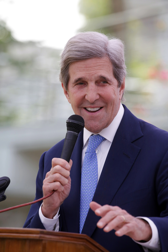 John Kerry, the U.S. special envoy on climate, speaks at a joint news conference in Bangladesh last week. [EPA/YONHAP]
