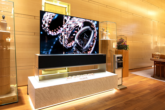 An LG Signature OLED R is on display at a Bvlgari store in Zurich, Switzerland on Monday. The TV was also on display at the Geneva store the same day. [YONHAP] 