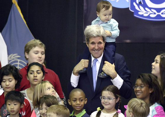 U.S. Special Presidential Envoy for Climate John Kerry, center, poses with family members of the U.S. military and embassy personnel at the Yongsan Garrison in central Seoul, May 18, 2015, during a visit to Korea as President Barack Obama’s secretary of state. [AP/YONHAP]
