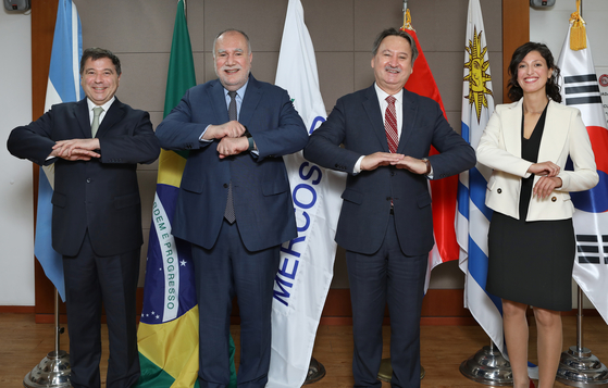 From left, Ambassador of Argentina to Korea Alfredo Carlos Bascou; Ambassador of Brazil to Korea Luis Henrique Sobreira Lopes; Ambassador of Paraguay to Korea Raul Silvero; and Stefany Romero Veiga, deputy head of the Embassy of Uruguay in Korea. The top envoys of representing the full member nations of the Southern Common Market, or Mercosur, spoke with the Korea JoongAng Daily on April 9 at the Embassy of Argentina in Korea, in commemoration of the 30th anniversary of Mercosur this year.The interviewees took off their masks only for the photo session of the interview. [PARK SANG-MOON]