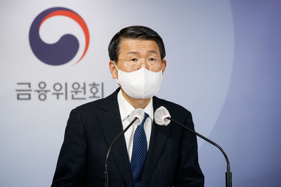 Financial Services Commission Chairman Eun Sung-soo announces the financial authority's decision to partially lift ban on short selling from May at the government complex in Seoul in February. [YONHAP]