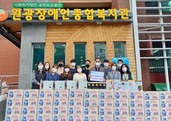 Boxes of food, donated by Hite Jinro to mark Korea's Persons with Disabilities Day, are stacked up in front of Wonkwang Welfare Center for the Disabled in Jungnang District, eastern Seoul on Tuesday. The donations will be delivered to 400 people with disabilities. [YONHAP] 
