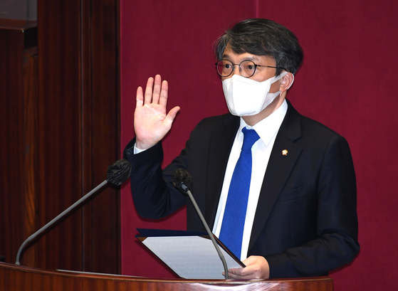  Kim Eui-kyeom takes an oath after taking a legislative seat surrendered by a lawmaker who ran for the Seoul mayoral post in the April 7 by-election. Kim, former Blue House spokesperson, resigned over allegations that he used his influence to get loans on favorable terms to buy an expensive apartment. [OH JONG-TAEK]