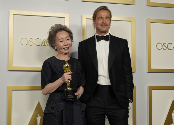Brad Pitt, right, poses with Yuh-Jung Youn, winner of the award for best actress in a supporting role for ″Minari,″ in the press room at the Oscars on Sunday, April 25, 2021, at Union Station in Los Angeles. [AP/YONHAP]