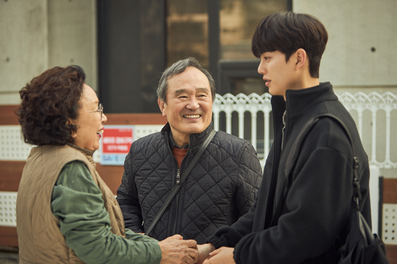 Shim Deok-chul (center, actor Park In-hwan) brings his ballet teacher Lee Chae-rok (right, actor Song Kang) home and introduces him to his wife (actor Na Mun-hee). [TVN]