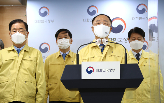 Acting Prime Minister Hong Nam-ki makes a statement at the government complex in Seoul on Monday to address Korea's acceleration of the Covid-19 vaccine rollout as the country has procured sufficient shots to achieve herd immunity by November. [YONHAP]