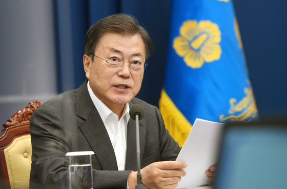 President Moon Jae-in calls out some countries for hoarding Covid-19 vaccine supplies in a meeting with senior secretaries at the Blue House Monday. [JOINT PRESS CORPS]
