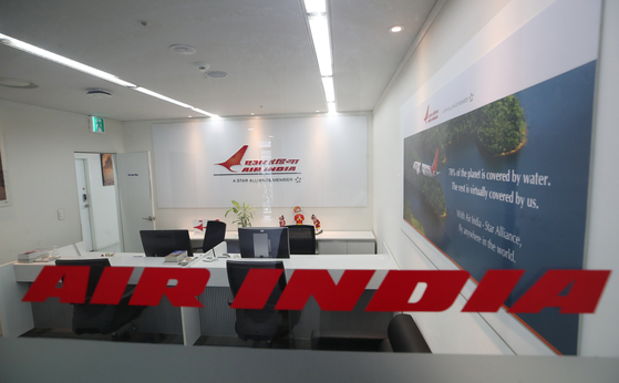 This photo, taken on Tuesday, shows the deserted Korean office of India's airline, Air India. The government said on the same day it will allow the operation of flights from coronavirus-ravaged India for the safe return of Korean citizens. Regular flights between Korea and India were suspended in March last year over coronavirus concerns. Only non-scheduled flights had been operated between the two countries until Saturday. [YONHAP]