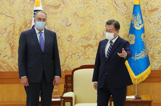 President Moon Jae-in meets Stanley Erck, CEO of U.S. vaccine producer Novavax, at the Blue House in Seoul on Tuesday. [YONHAP]