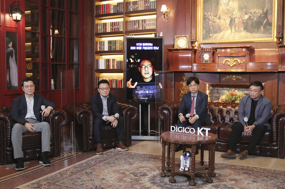 From left, Jang Je-won, LG Electronics' chief research engineer, Lee Sang-ho, KT's AI robot business vice president, Dennis Hong, UCLA mechanical and aerospace engineering professor and robot expert, Yoon Dae-gyu, Hyundai Robotics managing director, and Lee Eun-kyu, Sangwha vice president, participate in a discussion on robotics and industries during an event organized by KT on Tuesday in Seoul. KT during the event disclosed its vision for a robotic platform that incorporates leading technologies including 5G networking and artificial intelligence. [KT]