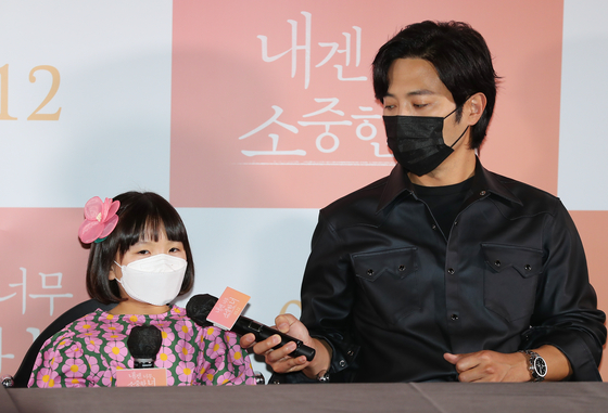 Actors Jung Seo-Yeon (left) and Jin Goo attend a press conference for their upcoming film “You’re So Precious to Me” (2021) on Tuesday. The movie, set to hit local theaters May 12, tells the story of a materialistic man who becomes a father figure for a blind and deaf child. [ILGAN SPORTS]