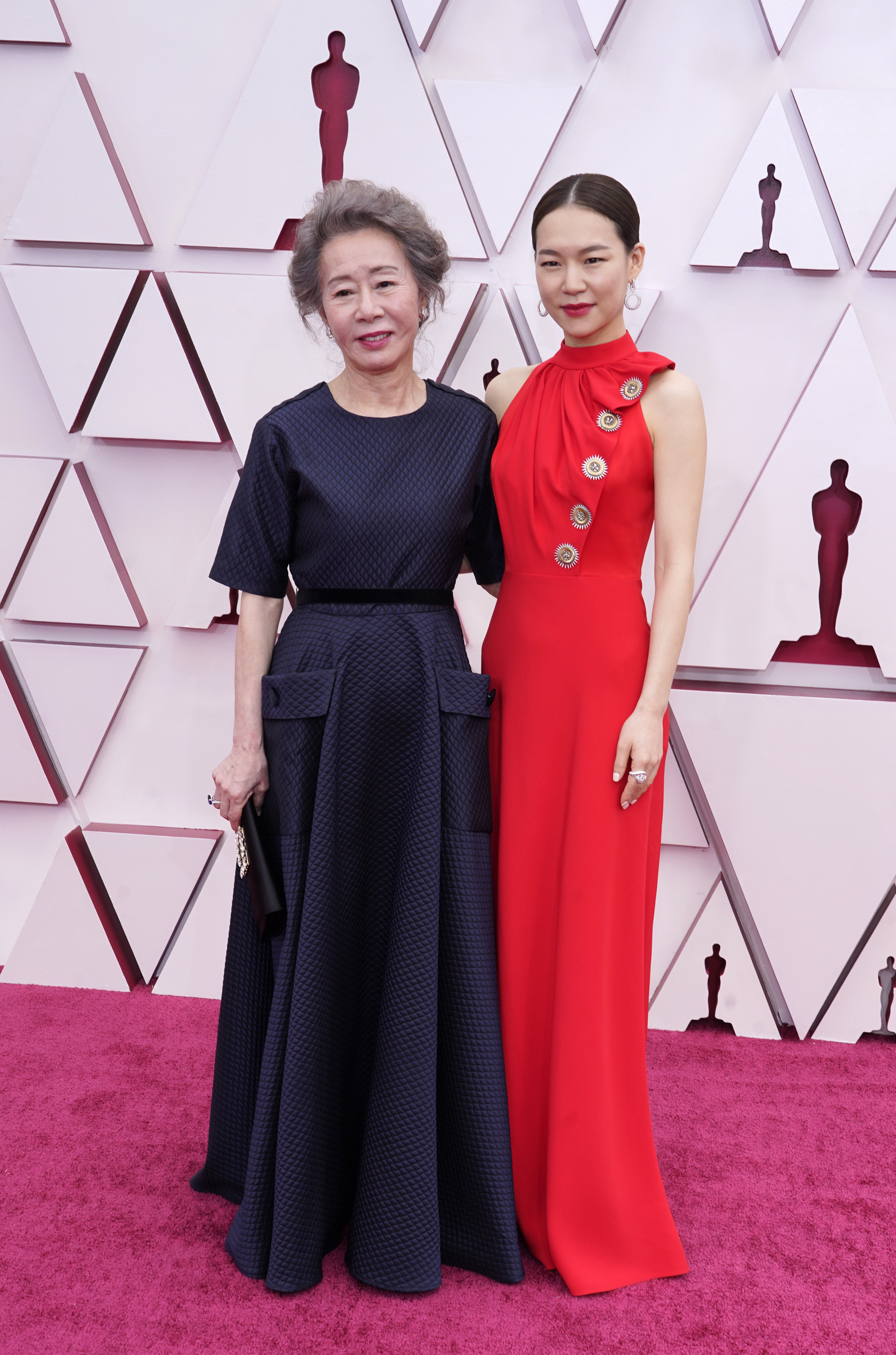 "Minari" (2020) actors Youn Yuh-jung (left) and Han Ye-ri at the 93rd annual Academy Awards ceremony on Sunday. [AFP/YONHAP] 
