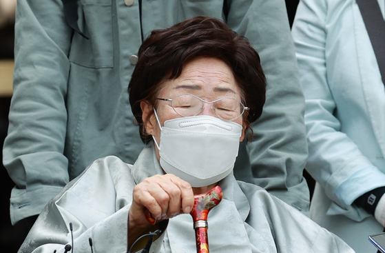 Comfort woman survivor Lee Yong-soo weeps on Wednesday after the Seoul Central District Court dismissed her lawsuit for compensation from Japan. [YONHAP]