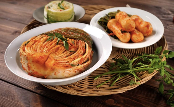 A scene from Professor Seo Kyoung-duk and television producer Kim Tae-ho's video promoting kimchi. [SEO KYOUNG-DUK]