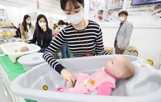 Baby products displayed during Baby Fair held at COEX on April 15. [YONHAP]
