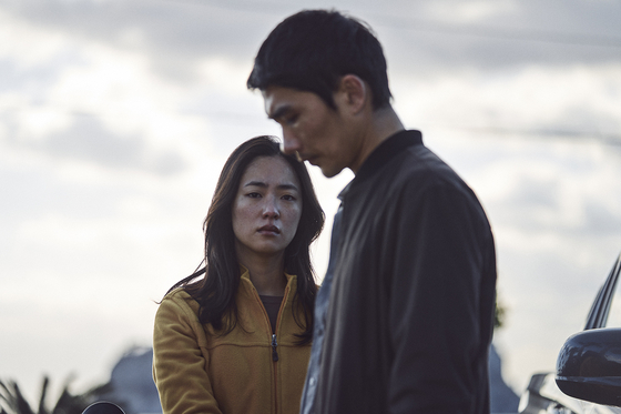 Jae-yeon, left, and Tae-goo (played by Uhm Tae-goo) form a strange bond from the difficulties they've both faced. [NETFLIX] 