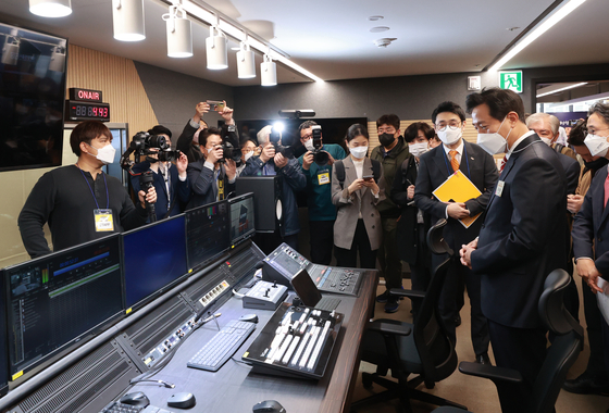 Seoul Mayor Oh Se-hoon, right, examining a studio in Seoul Tourism Plaza on Thursday. [YONHAP]