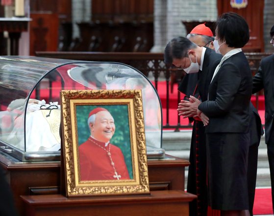President Moon Jae-in and first lady Kim Jung-sook pay condolences over the death of Cardinal Nicholas Cheong Jin-suk, a former archbishop of Seoul, at the Myeongdong Cathedral in central Seoul Thursday. [YONHAP]