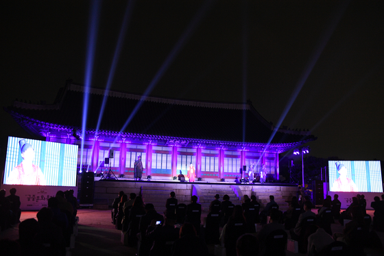 The opening ceremony was held Friday evening at the Gyeongbok Palace in central Seoul to kick off the 7th Royal Culture Festival. The festival runs until May 9. [CULTURAL HERITAGE ADMINISTRATION]
