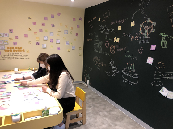The final section of the exhibit invites children to sit down and write or draw pictures about who they most want to meet after the pandemic is over. [YIM SEUNG-HYE] 