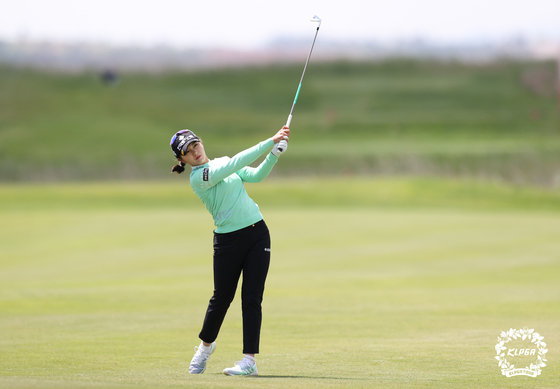Park Hyun-kyung takes her shot on the third hole in the final round of the CreaS F&C The 43rd KLPGA Championship at South Links Yeongam in Yeongam, North Jeolla, on Sunday. Park won the tournament for the second year in a row. [NEWS1]