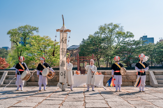 Korea's renowned traditional percussionist Kim Duk-soo performs during this year's Royal Culture Festival. He will perform again on May 3 at the Changdeok Palace. [CULTURAL HERITAGE ADMINISTRATION]