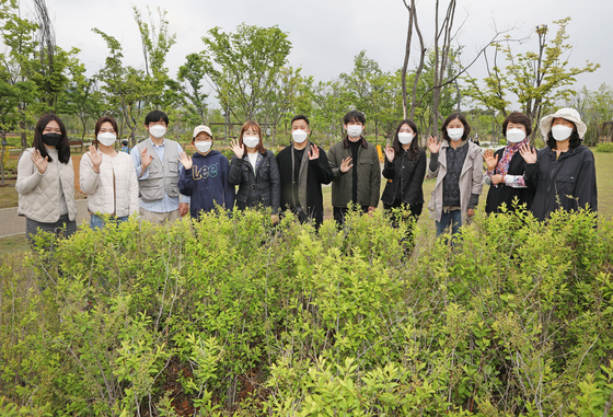 Designers of the five gardens at Seoul Botanic Park in western Seoul on Friday. [PARK SANG-MOON]