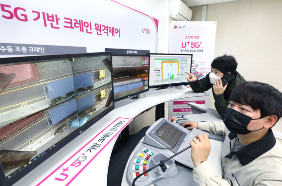 Real-time video of the remote-controlled yard crane is sent to a control room 30 meters away from the site. [LG U+] 
