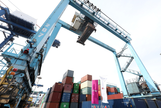 Yard crane No. 207 in Dongwon Pusan Container Terminal in Busan port. [LG U+]