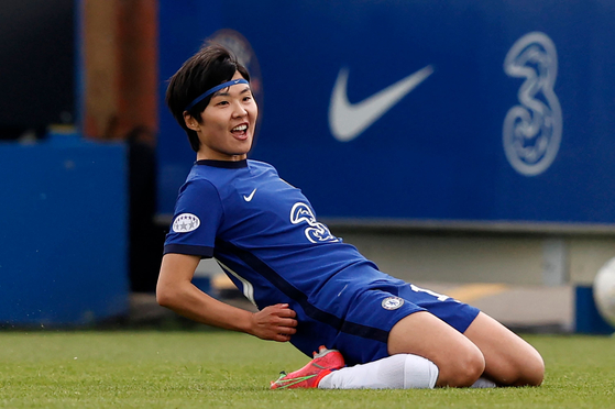Ji So-yun celebrates after scoring Chelsea's second goal during the UEFA Women's Champions League semifinal against Bayern Munich at Kingsmeadow Stadium in London on Sunday. [AFP/YONHAP]