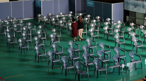 A vaccination center in Buk District in Gwangju is empty Monday amid a temporarily halt in the first vaccinations of people over 75 because of a shortage of Pfizer vaccine supplies through at least mid-May. [YONHAP]