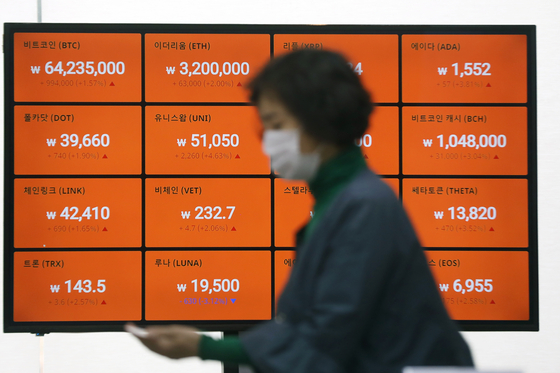 Prices of Bitcoin and altcoins, including Chainlink and Tron, are displayed on a digital screen on April 29 at Bithumb’s office in Gangnam, southern Seoul. [NEWS1]