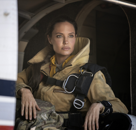 Angelina Jolie as a veteran smoke jumper risks her life to save a little boy in action thriller "Those Who Wish Me Dead." [WARNER BROS KOREA] 