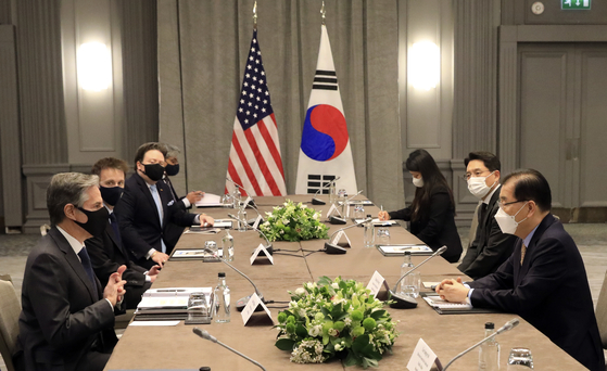 South Korean Foreign Minister Chung Eui-yong, right, and U.S. Secretary of State Antony Blinken hold talks on the sidelines of a G7 ministers’ meeting in London Monday and discuss the Joe Biden administration’s review of North Korea policy. [FOREIGN MINISTRY]