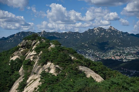 A view of Mount Inwang in central Seoul on a clear day. [JOONGANG PHOTO]