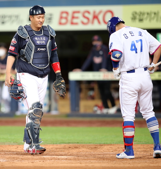 Lee Dae-ho of the Lotte Giants debuts as catcher in the ninth inning against the Samsung Lions at Daegu Samsung Lions Park in Daegu on Saturday. [NEWS1]