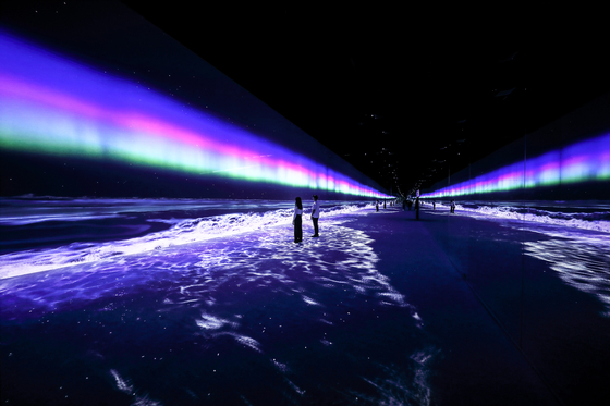 Media artwork ″Wave″ at the Arte Museum conjures up the image of a beach at night against a colorful sky. [D'STRICT]