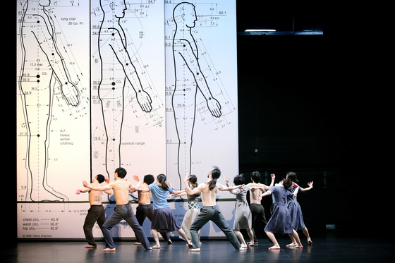 Choreographer Jung Young-doo's dance piece ″A Seventh Man,″ which premiered in 2010, will be staged at the LG Arts Center in southern Seoul next month. [LG ARTS CENTER]