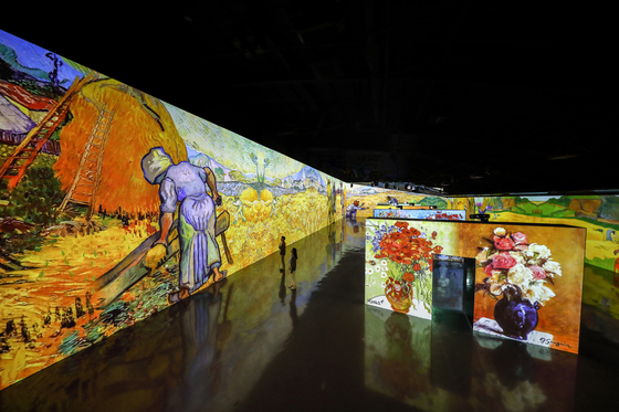 ″Garden #2″ at the Arte Museum uses high walls to show classical artworks from history. [D'STRICT]