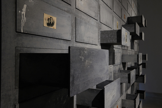 The ″Drawer of Memories″ (2021) by Zhang Xiaogang is on display at the Podo Museum for the exhibition ″The World We Made″ to show how memories pile up in our minds as if we're storing them in a drawer, eventually leading to the accumulation of history. [PODO MUSEUM]