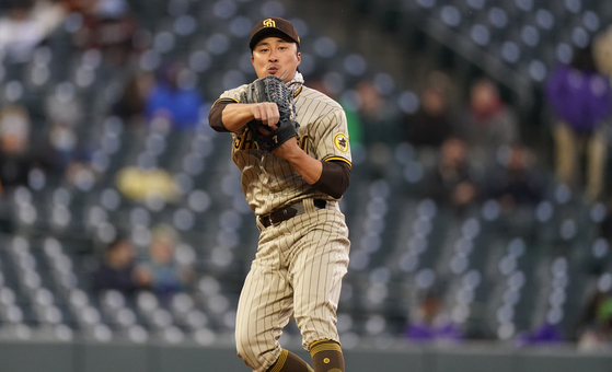 Kim Ha-seong throws to first base to put out Colorado Rockies' Garrett Hampson during the third inning on Tuesday in Denver, Colorado. [AP/YONHAP]