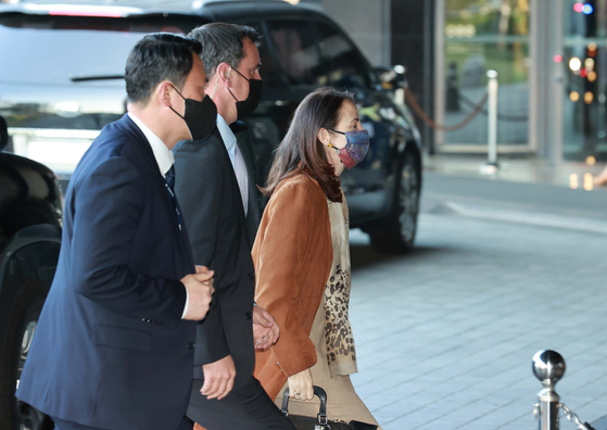 U.S. Director of National Intelligence Avril Haines, escorted by bodyguards, enters a hotel in central Seoul Wednesday after flying in from Tokyo earlier that day. [YONHAP]